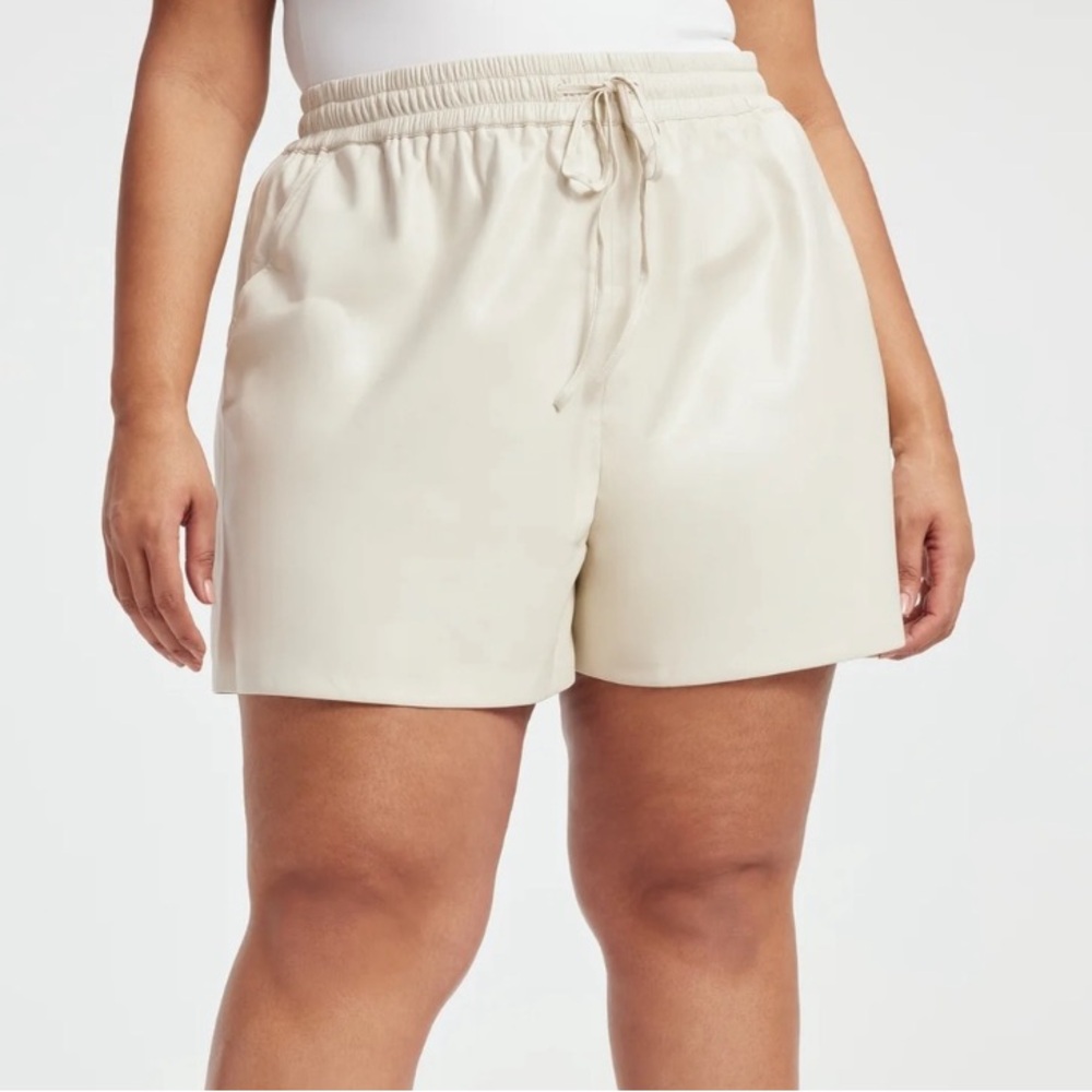 Good American Better Than Leather White Faux Leather Shorts Bone Size 6 3XL